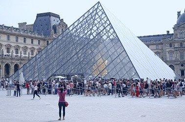 In the City of Love, Mass Tourism Troubles Parisian Hearts - Bloomberg